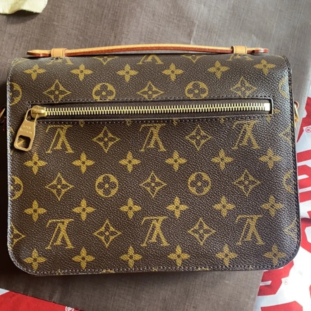 Authentic Louis Vuitton Pochette Metis handbag